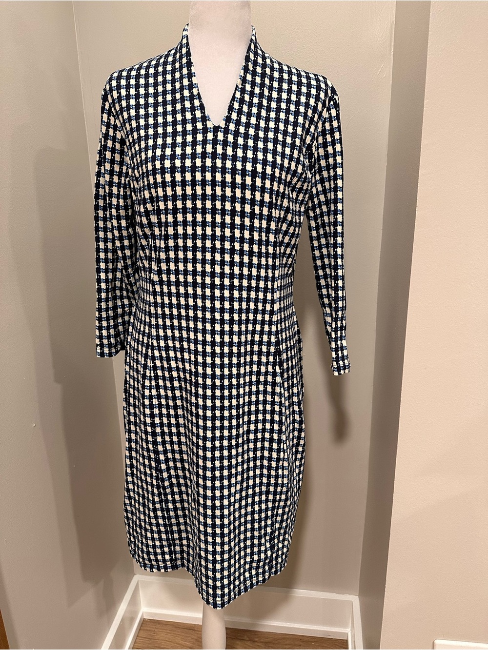 J McLaughlin Classic Navy & White Long-Sleeve V-Neck Dress